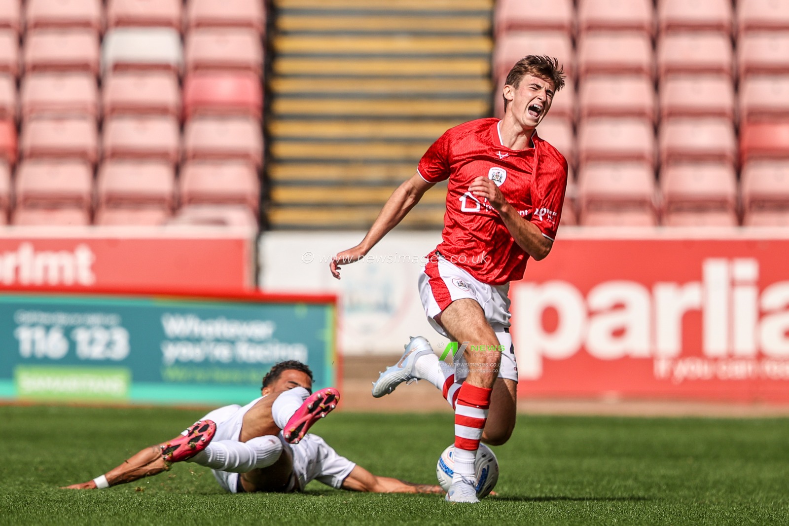 Arley Kay of Barnsley is fouled by Corey Whitely of Bromley during the Sky Bet League One match Barnsley vs Bromley at Oakwell, Barnsley, United Kingdom on 15 August 2026

(Photo by Alfie Cosgrove/News Images)