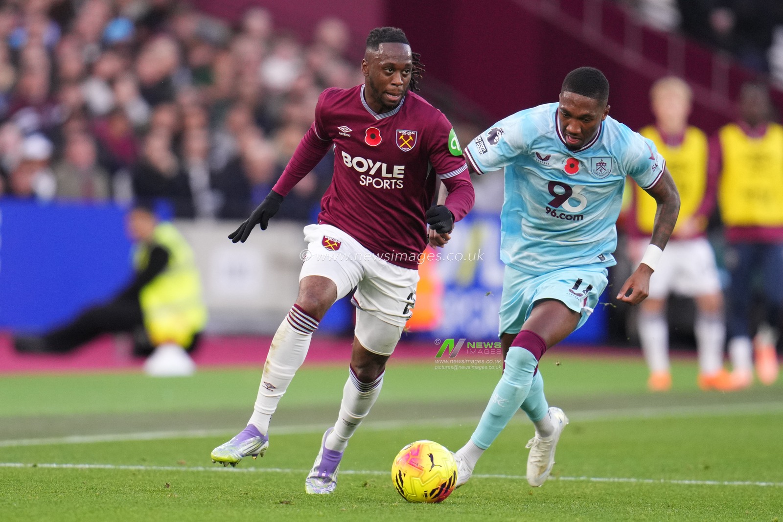 Aaron Wan-Bissaka of West Ham United on the ball under pressure from Jaidon Anthony of Burnley during the Premier League match West Ham United vs Burnley at London Stadium, London, United Kingdom, 8th November 2025

(Photo by Harvey Murphy/News Images)

*** GER AUT SUI OUT ***