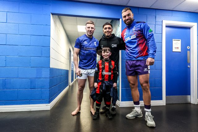 A young Warrington fan has a photo with George Williams of Warrington Wolves, referee Liam Rush and Mike McMeeken of Wakefield Trinity during the Betfred Super League Round 3 match Warrington Wolves vs Wakefield Trinity at The Halliwell Jones Stadium, Warrington, United Kingdom on 28 February 2026

(Photo by Alfie Cosgrove/News Images)