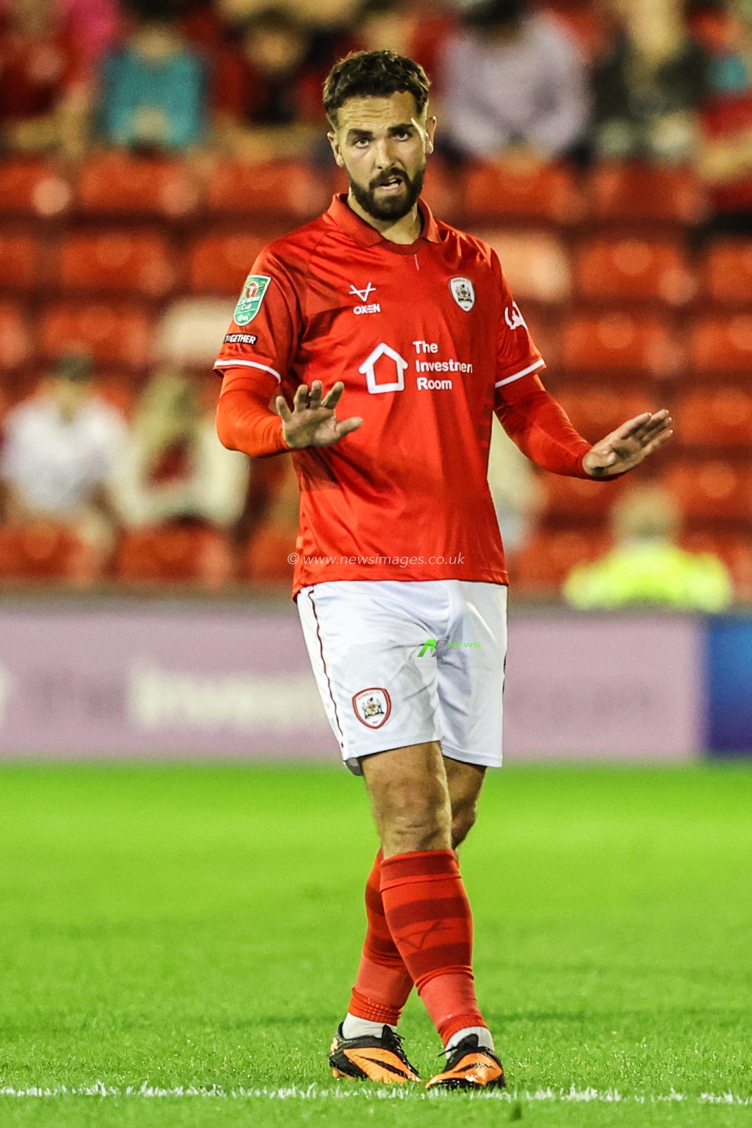 Adam Phillips of Barnsley gives his team instructions during the Carabao Cup match Barnsley vs Rotherham United at Oakwell, Barnsley, United Kingdom, 26th August 2025

(Photo by Alfie Cosgrove/News Images)