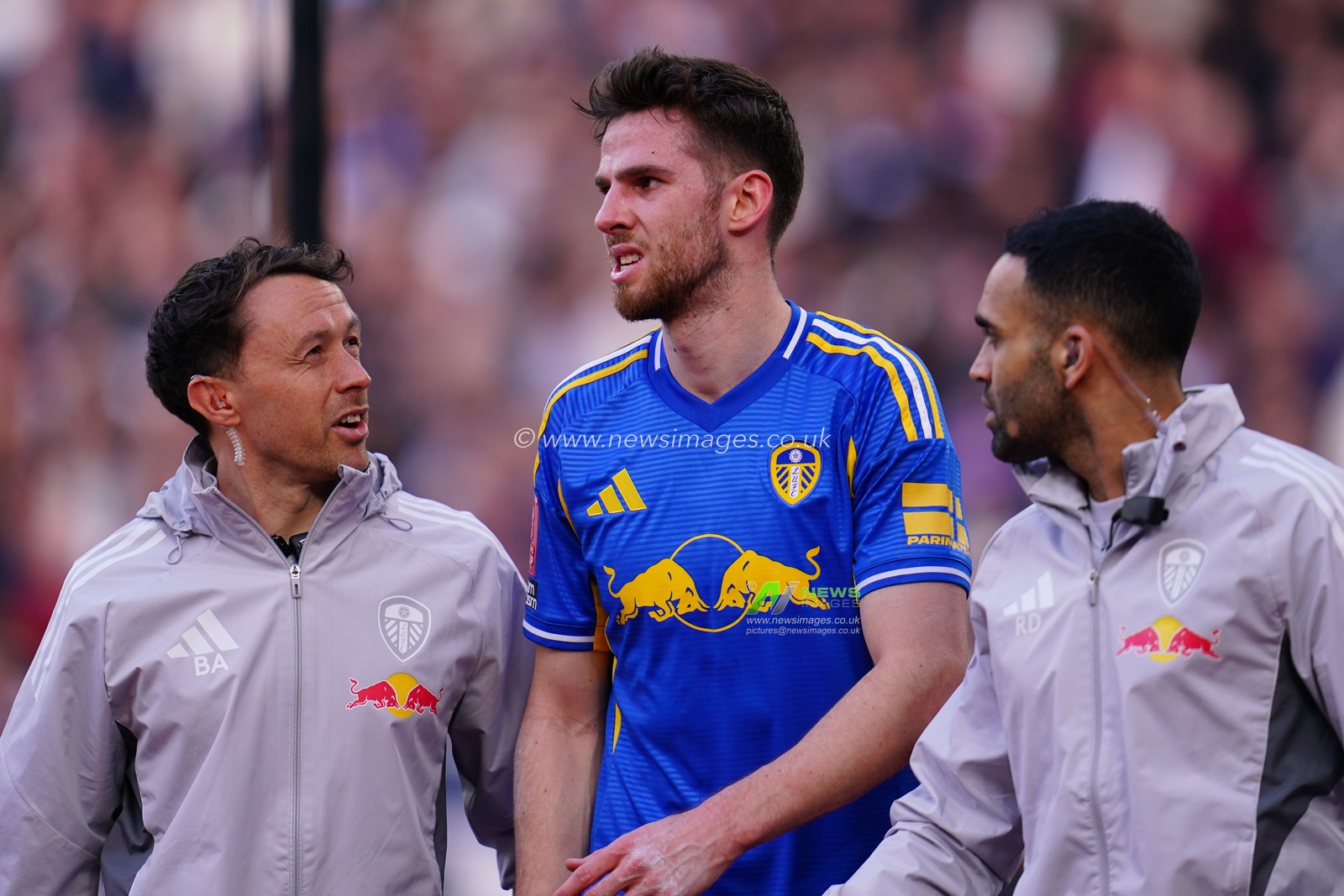 Anton Stach of Leeds United comes off with injury during the Emirates FA Cup Quarter-Final match West Ham United vs Leeds United at London Stadium, London, United Kingdom on 04 April 2026

(Photo by Harvey Murphy/News Images)