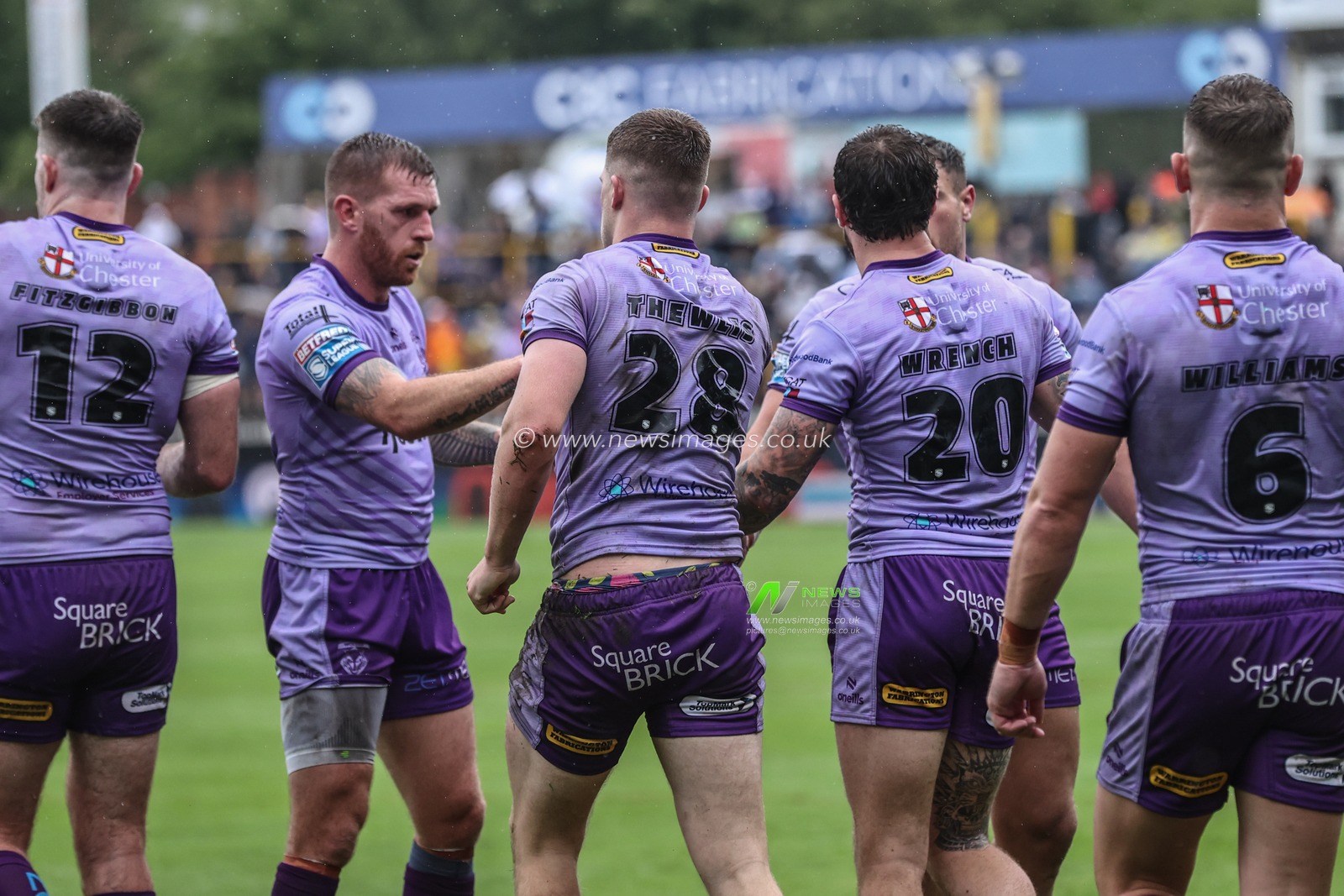 Jake Thewlis of Warrington Wolves celebrates his try during the Betfred Super League round 19 match Castleford Tigers vs Warrington Wolves at The Mend-A-Hose Jungle, Castleford, United Kingdom, 20th July 2025

(Photo by Alfie Cosgrove/News Images)
