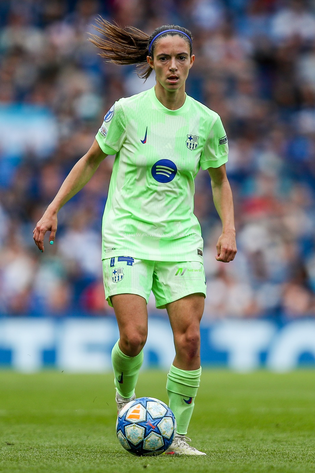 Aitana Bonmati of Barcelona Femeni runs with the ball during the UEFA Women's Champions League Semi-Final match Chelsea vs Barcelona at Stamford Bridge, London, United Kingdom, 27th April 2025

(Photo by Izzy Poles/News Images)