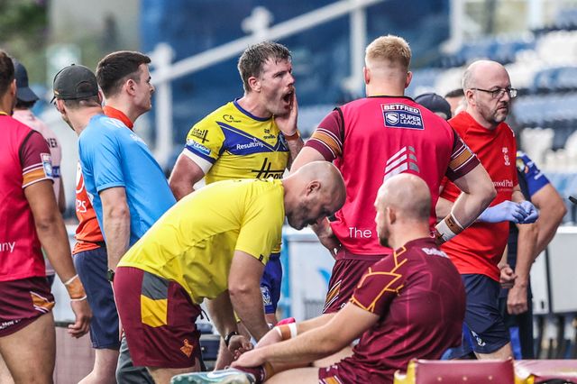 Lachlan Fitzgibbon of Warrington Wolves leaves the field of play injured during the Betfred Super League Round 23 match Huddersfield Giants vs Warrington Wolves at Accu Stadium, Huddersfield, United Kingdom, 24th August 2025

(Photo by Alfie Cosgrove/News Images)