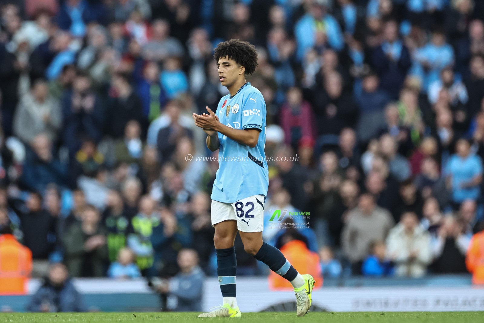 Rico Lewis of Manchester City applauds the fans as heâ€™s substituted during the Premier League match Manchester City vs Southampton at Etihad Stadium, Manchester, United Kingdom, 26th October 2024

(Photo by Mark Cosgrove/News Images)