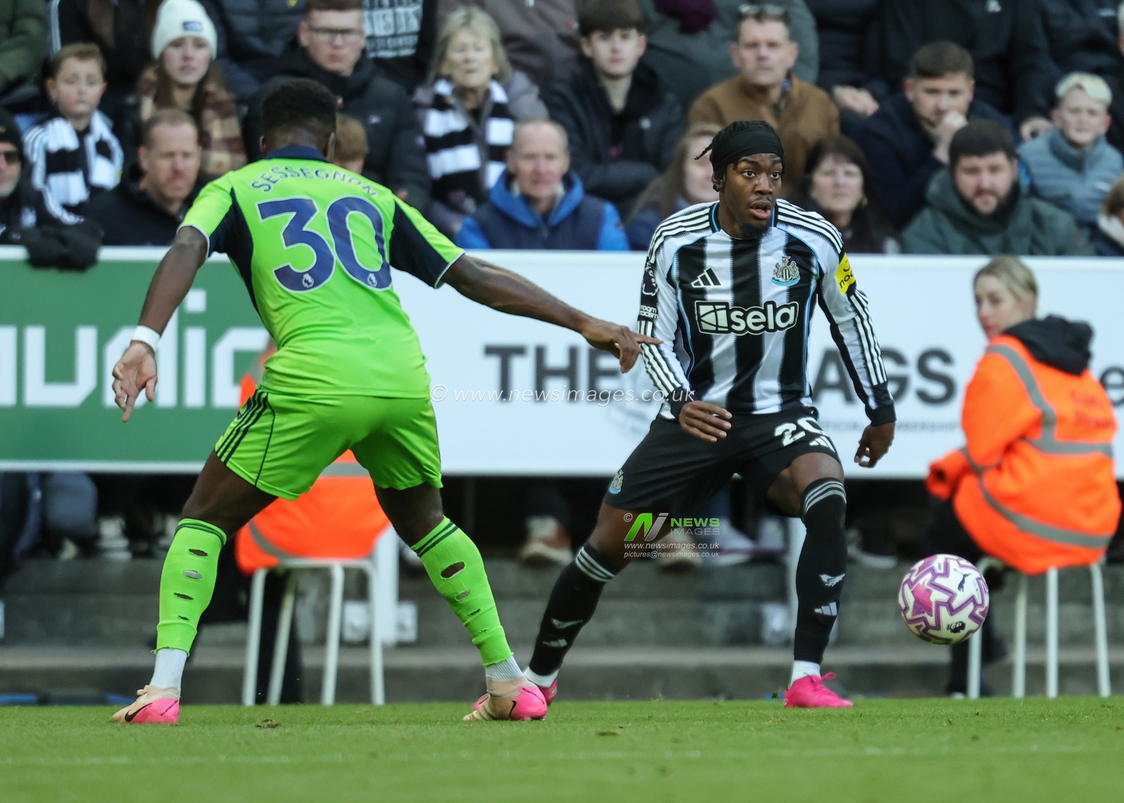 Anthony Elanga of Newcastle United on the ball during the Premier League match Newcastle United vs Fulham at St. James's Park, Newcastle, United Kingdom, 25th October 2025

(Photo by Richard Bierton/News Images)