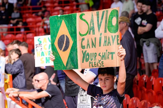 A spurs fan asks for the shirt of Sávio of Tottenham Hotspur during the Premier League match Nottingham Forest vs Tottenham Hotspur at City Ground, Nottingham, United Kingdom on 05 September 2026

(Photo by Maynard Manyowa/News Images)