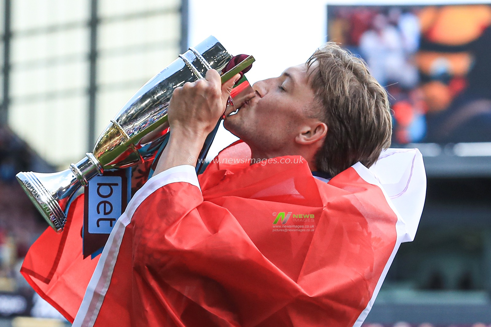 Oliver Sonne of Burnley holds up runners up trophy after the Sky Bet Championship match Burnley vs Millwall at Turf Moor, Burnley, United Kingdom, 3rd May 2025

(Photo by Jorge Horsted/News Images)