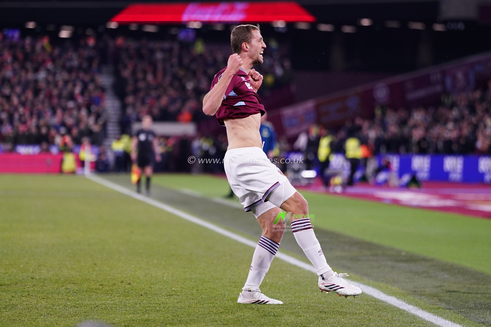 Tomas Soucek of West Ham United celebrates his goal during the Premier League match West Ham United vs Nottingham Forest at London Stadium, London, United Kingdom, 6th January 2026

(Photo by Harvey Murphy/News Images)

*** GER AUT SUI OUT ***