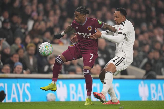 Kenny Tete of Fulham and Crysencio Summerville of West Ham United battle during the Premier League match Fulham vs West Ham United at Craven Cottage, London, United Kingdom on 04 March 2026

(Photo by Harvey Murphy/News Images)