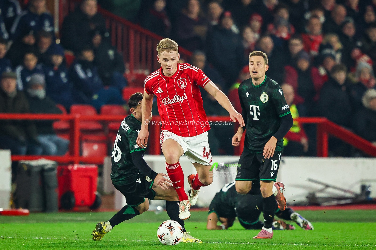 Zach Abbott of Nottingham Forest rides a challenge from Gabi Kanichowsky of Ferencváros  and runs with the ball during the UEFA Europa League Matchday 8 of 8 Nottingham Forest vs Ferencvaros at City Ground, Nottingham, United Kingdom, 29th January 2026

(Photo by Alfie Cosgrove/News Images)