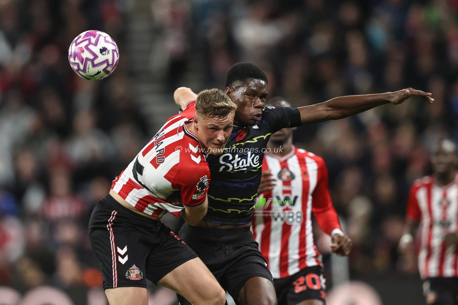 Daniel Ballard of Sunderland fouled by Thierno Barry of Everton during the Premier League match Sunderland vs Everton at Stadium Of Light, Sunderland, United Kingdom, 3rd November 2025

(Photo by Alfie Cosgrove/News Images)

*** GER AUT SUI OUT ***