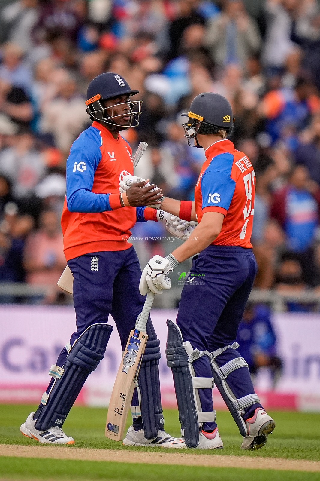 Jacob Bethell of England celebrates the winning run with Jofra Archer of England  during the Second Vitality T20 International match England vs India at Old Trafford, Manchester, United Kingdom on 04 July 2026

(Photo by Maynard Manyowa/News Images)