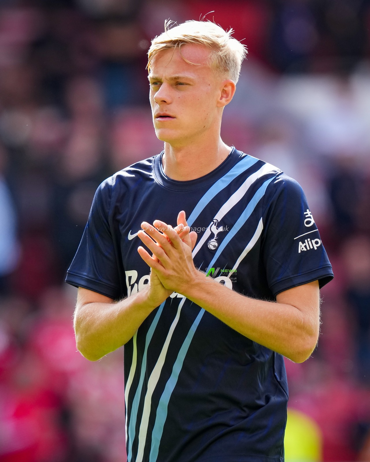 Jan Paul van Hecke of Tottenham Hotspur applauds the fans during the pre-game warm up session during the Premier League match Nottingham Forest vs Tottenham Hotspur at City Ground, Nottingham, United Kingdom on 05 September 2026

(Photo by Maynard Manyowa/News Images)