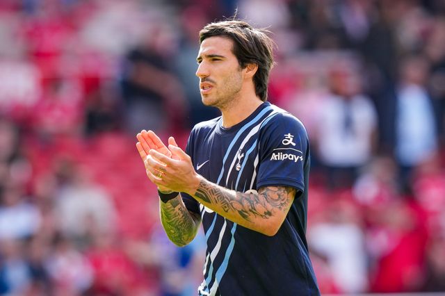 \s167\applauds the fans during the pre-game warm up sessionduring the Premier League match Nottingham Forest vs Tottenham Hotspur at City Ground, Nottingham, United Kingdom on 05 September 2026

(Photo by Maynard Manyowa/News Images)