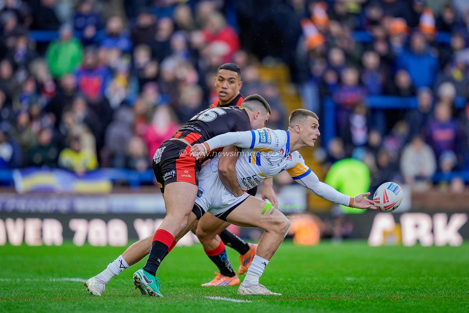 Josh Smith of Warrington Wolves tackles during the Betfred Super League round 1 match Leeds Rhinos vs Warrington Wolves at AMT Headingley Stadium, Leeds, United Kingdom on 29 March 2026

(Photo by Maynard Manyowa/News Images)