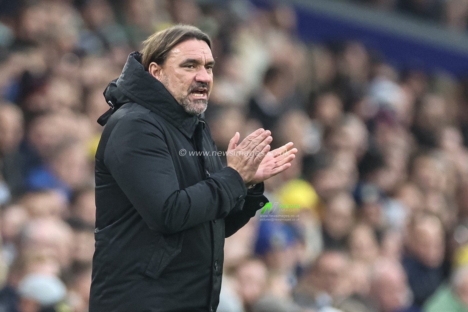 Daniel Farke manager of Leeds United applauds his players during the Sky Bet Championship match Leeds United vs Queens Park Rangers at Elland Road, Leeds, United Kingdom, 9th November 2024

(Photo by Mark Cosgrove/News Images)