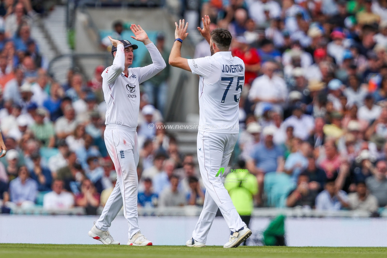 Jamie Overton of England celebrates with teammates after the dismissal of Dhruv Jurel of India during the 5th Rothesay Test Match Day 3 England vs India at The Kia Oval, London, United Kingdom, 2nd August 2025

(Photo by Izzy Poles/News Images)