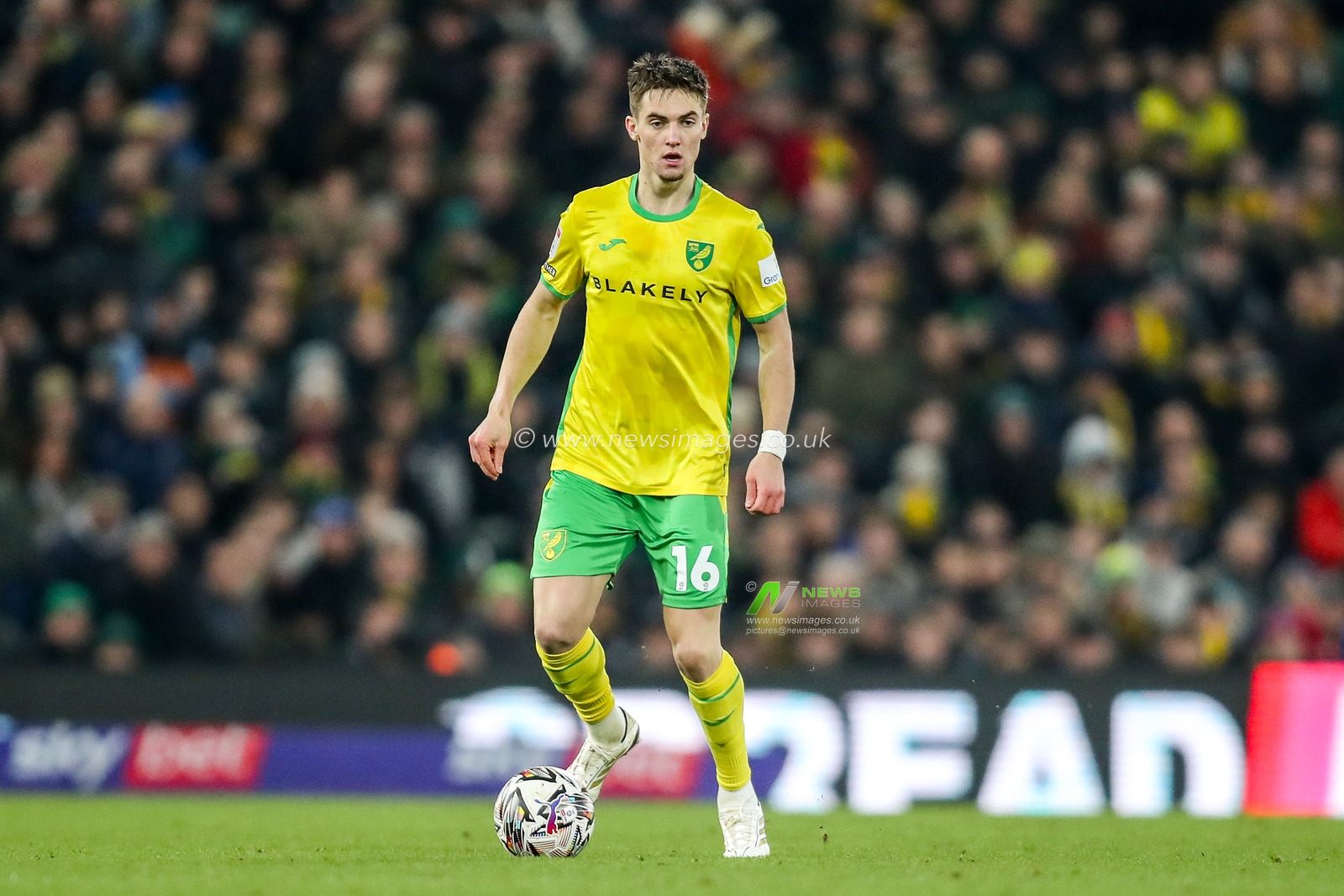 Jacob Wright of Norwich City runs with the ball during the Sky Bet Championship match Norwich City vs Derby County at Carrow Road, Norwich, United Kingdom, 8th February 2025

(Photo by Izzy Poles/News Images)