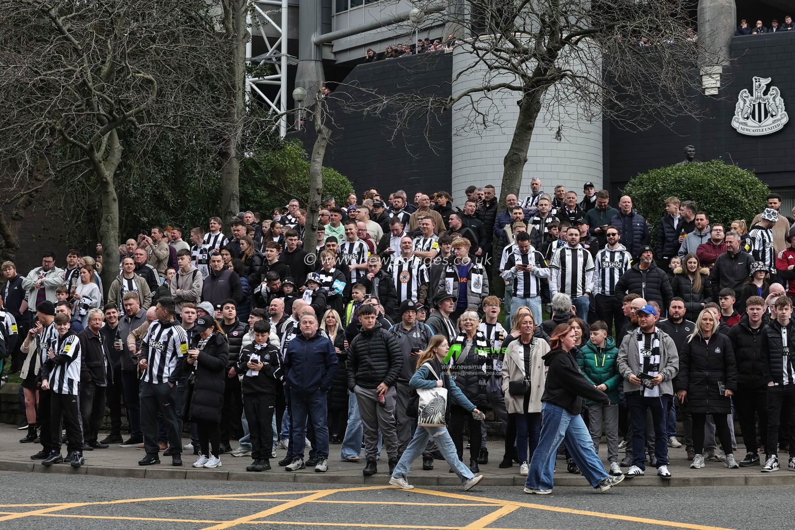 Newcastle fans gather outside St James’ Park as they wait for the Sunderland fans during the Premier League match Newcastle Untied vs Sunderland at St. James's Park, Newcastle, United Kingdom on 22 March 2026

(Photo by Mark Cosgrove/News Images)
