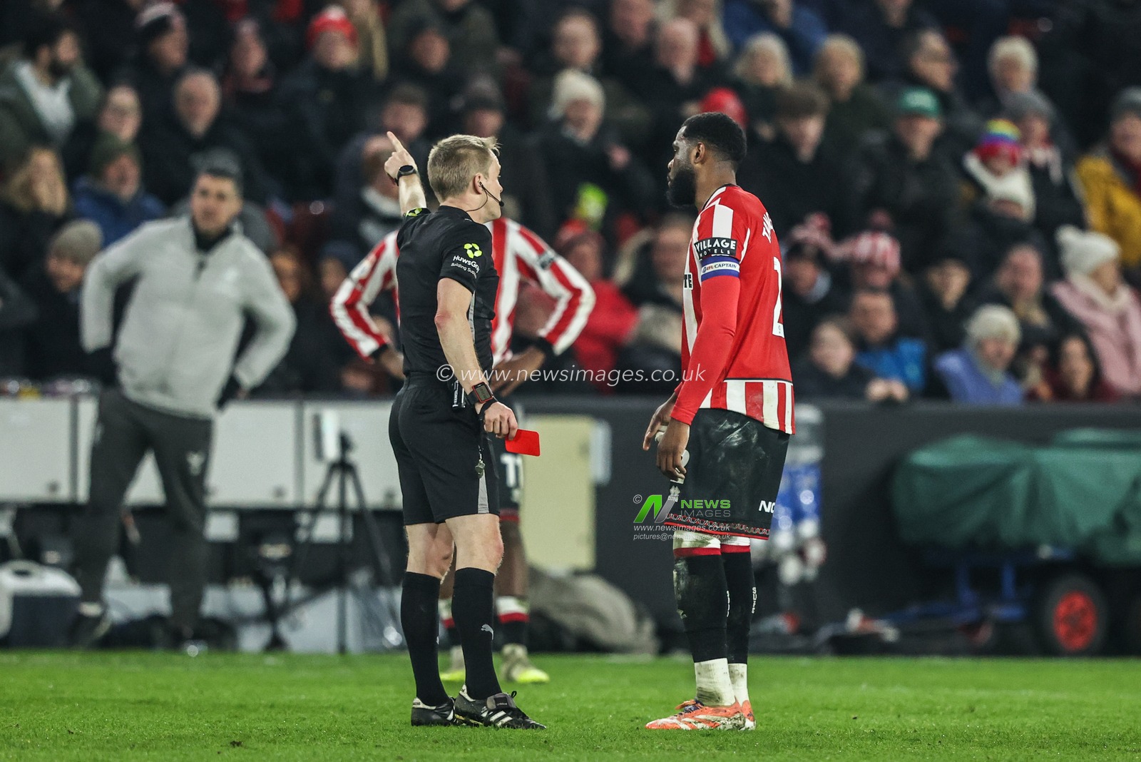 Referee Gavin Ward gives a red card to Joe Rothwell of Sheffield United during the Sky Bet Championship match Sheffield United vs Middlesbrough at Bramall Lane, Sheffield, United Kingdom on 09 February 2026

(Photo by Alfie Cosgrove/News Images)