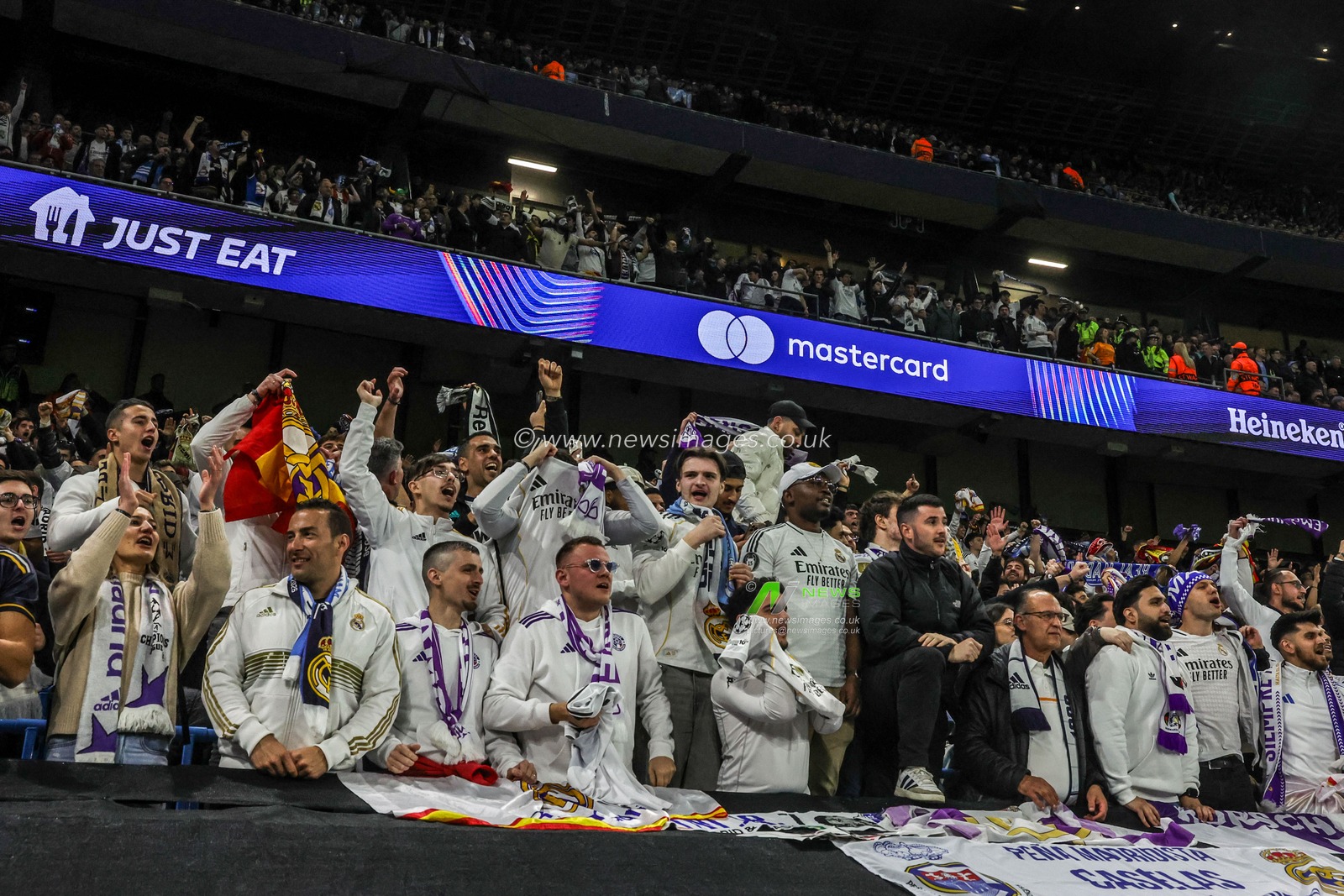 Real Madrid fans celebrate a goal from Vinicius Junior of Real Madrid making it 0-1 during the UEFA Champions League last 16 second leg match Manchester City vs Real Madrid at The City of Manchester Stadium, Manchester, United Kingdom on 17 March 2026

(Photo by Mark Cosgrove/News Images)