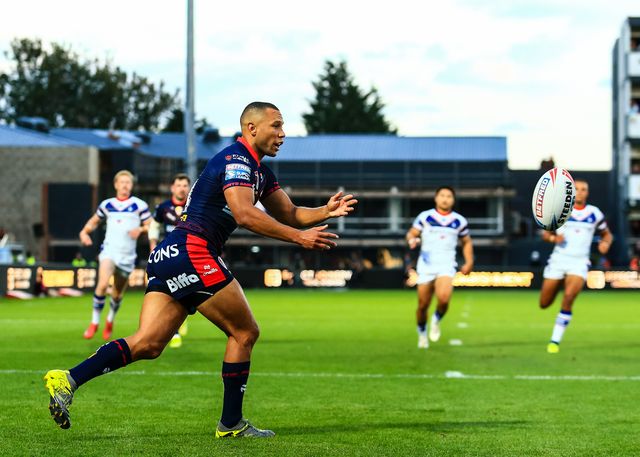 Moses Mbye of St. Helens passes the ball during the Betfred Super League round 21 match Wakefield Trinity vs St Helens at DIY Kitchens Stadium, Wakefield, United Kingdom, 8th August 2025

(Photo by Richard Bierton/News Images)