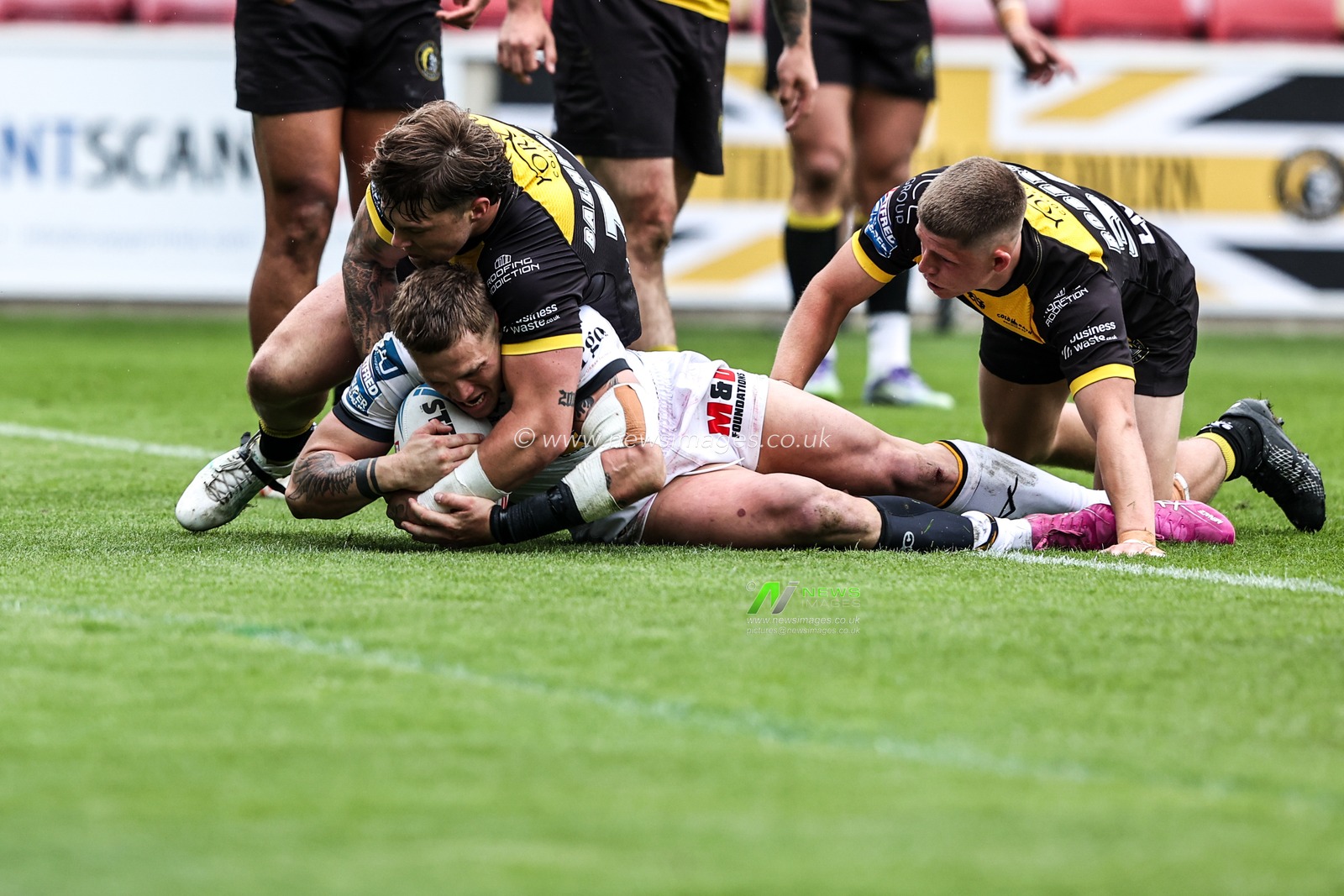 Brock Greacen of Castleford Tigers goes over for a try during the Betfred Super League round 12 match York Knights vs Castleford Tigers at LNER Community Stadium, York, United Kingdom on 16 May 2026

(Photo by Alfie Cosgrove/News Images)
