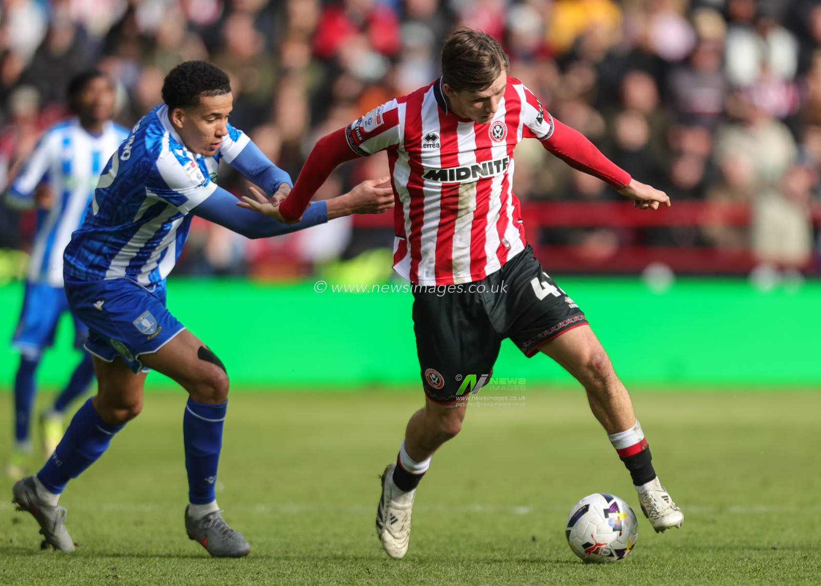 Sydie Peck of Sheffield United holds off Gabriel Otegbayo of Sheffield Wednesday during the Sky Bet Championship match Sheffield United vs Sheffield Wednesday at Bramall Lane, Sheffield, United Kingdom on 22 February 2026

(Photo by Richard Bierton/News Images)