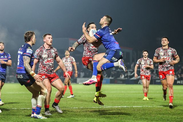 Max Jowitt of Wakefield Trinity jumps up to win the high ball during the Betfred Super League round 5 match Wakefield Trinity vs Leigh Leopards at DIY Kitchens Stadium, Wakefield, United Kingdom on 20 March 2026

(Photo by Alfie Cosgrove/News Images)