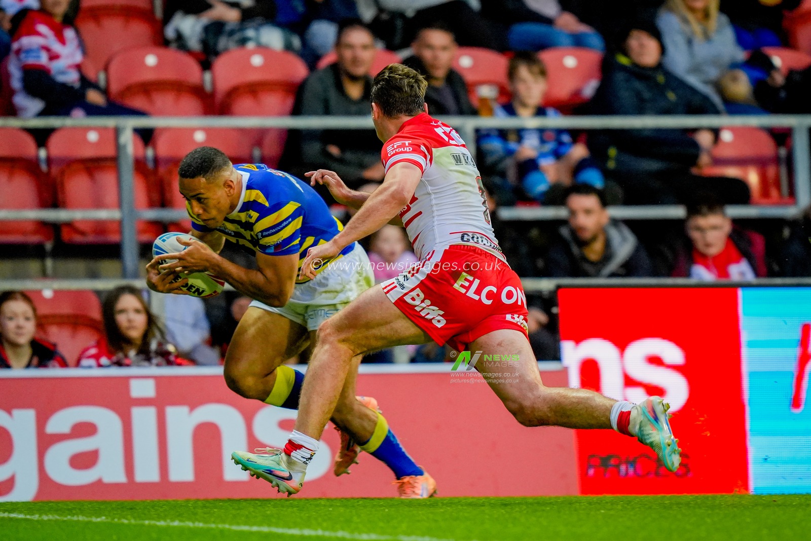 Albert Hopoate of Warrington Wolves goes over for a try during the Betfred Super League round 14 match St Helens vs Warrington Wolves at The BrewDog Stadium, St Helens, United Kingdom on 11 June 2026

(Photo by Maynard Manyowa/News Images)