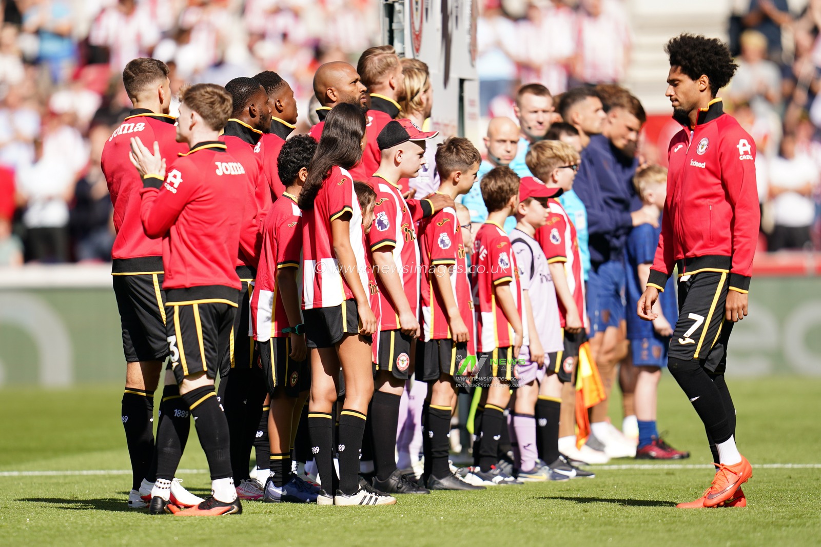 Brentford players ahead of kick off during the Premier League match Brentford vs Sunderland at GTECH Community Stadium, London, United Kingdom on 05 September 2026

(Photo by Harvey Murphy/News Images)