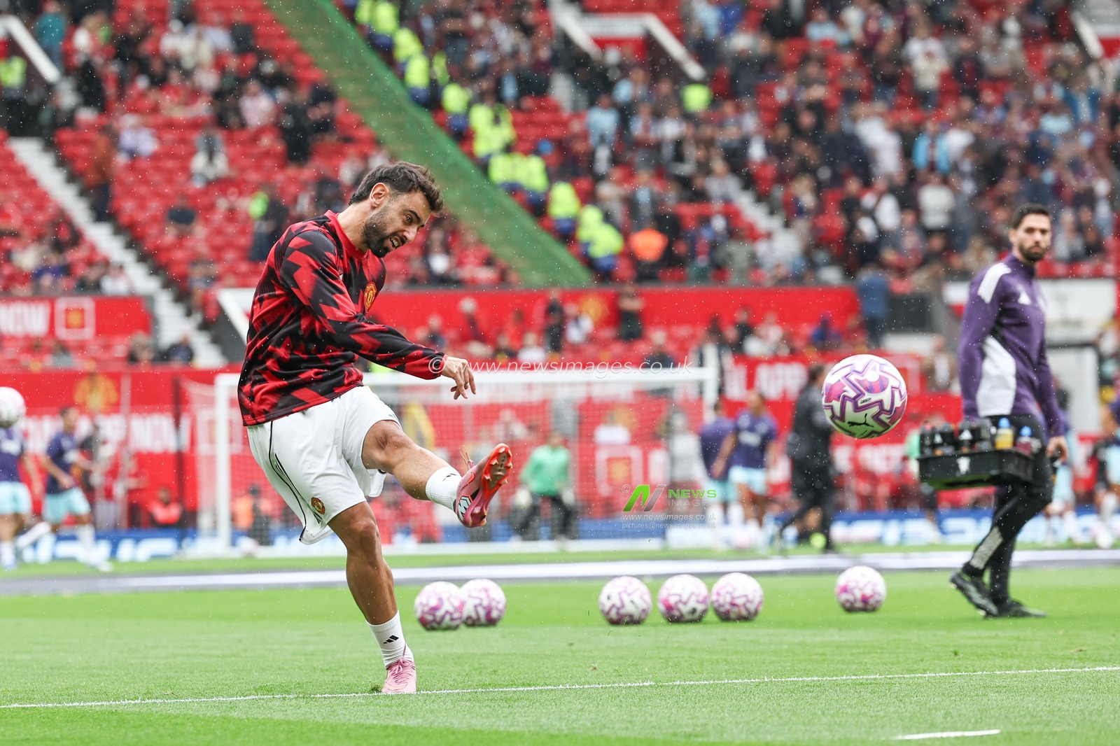 Bruno Fernandes of Manchester United in the pregame warmup session during the Premier League match Manchester United vs Burnley at Old Trafford, Manchester, United Kingdom, 30th August 2025

(Photo by Mark Cosgrove/News Images)