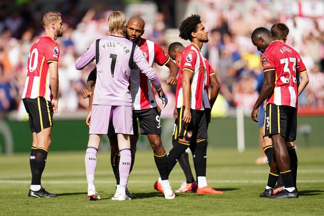 Brentford players huddle together during the Premier League match Brentford vs Sunderland at GTECH Community Stadium, London, United Kingdom on 05 September 2026

(Photo by Harvey Murphy/News Images)