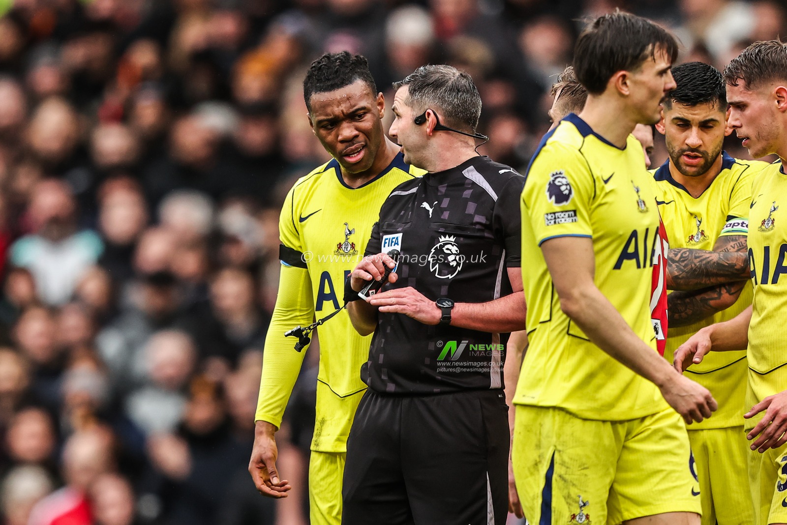 Destiny Udogie of Tottenham Hotspur appeals to referee Alejandro Michael Oliver during the Premier League match Manchester United vs Tottenham Hotspur at Old Trafford, Manchester, United Kingdom on 07 February 2026

(Photo by Alfie Cosgrove/News Images)