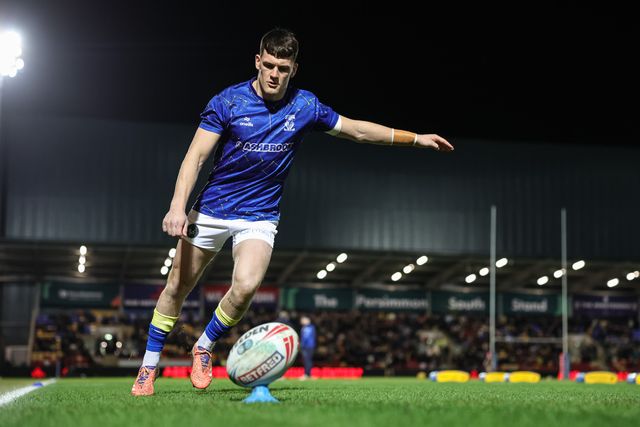 Josh Thewlis of Warrington Wolves in the pre-game warm up during the Betfred Super League Round 4 match York Knights vs Warrington Wolves at LNER Community Stadium, York, United Kingdom on 06 March 2026

(Photo by Mark Cosgrove/News Images)
