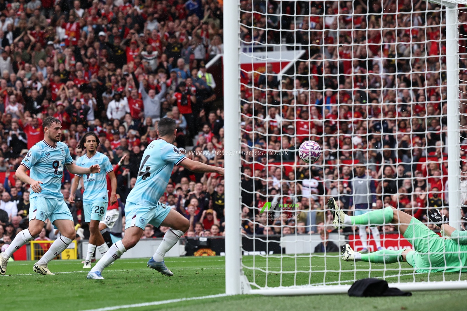 Casemiro of Manchester United heads cn goal the ball hits Martin Dúbravka of Burnly and goes in for a home goal 1-0 United during the Premier League match Manchester United vs Burnley at Old Trafford, Manchester, United Kingdom, 30th August 2025

(Photo by Mark Cosgrove/News Images)
