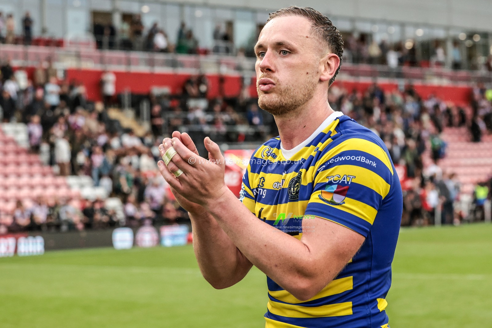 Ben Currie of Warrington Wolves applauds the fans after the game during the Betfred Super League round 20 match Leigh Leopards vs Warrington Wolves at Leigh Sports Village, Leigh, United Kingdom on 25 July 2026

(Photo by Alfie Cosgrove/News Images)