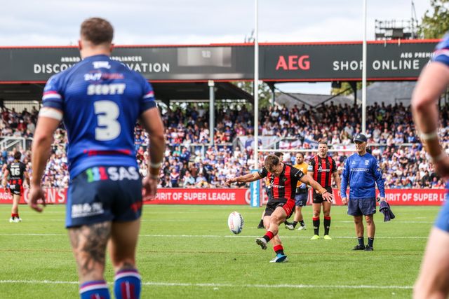 Leon Hayes of Warrington Wolves scores a penalty during the Betfred Super League round 26 match Wakefield Trinity vs Warrington Wolves at DIY Kitchens Stadium, Wakefield, United Kingdom on 05 September 2026

(Photo by Alfie Cosgrove/News Images)