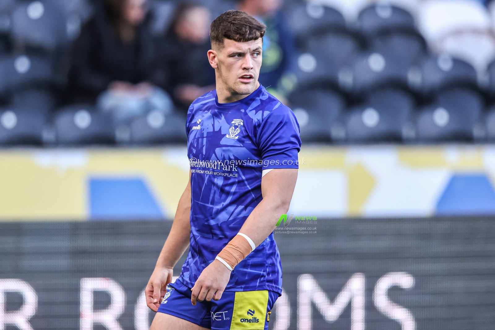 Josh Thewlis of Warrington Wolves in the pre-game warm up during the Betfred Super League Round 26 match Hull FC vs Warrington Wolves at MKM Stadium, Hull, United Kingdom, 13th September 2025

(Photo by Alfie Cosgrove/News Images)
