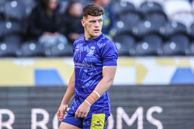 Josh Thewlis of Warrington Wolves in the pre-game warm up during the Betfred Super League Round 26 match Hull FC vs Warrington Wolves at MKM Stadium, Hull, United Kingdom, 13th September 2025

(Photo by Alfie Cosgrove/News Images)
