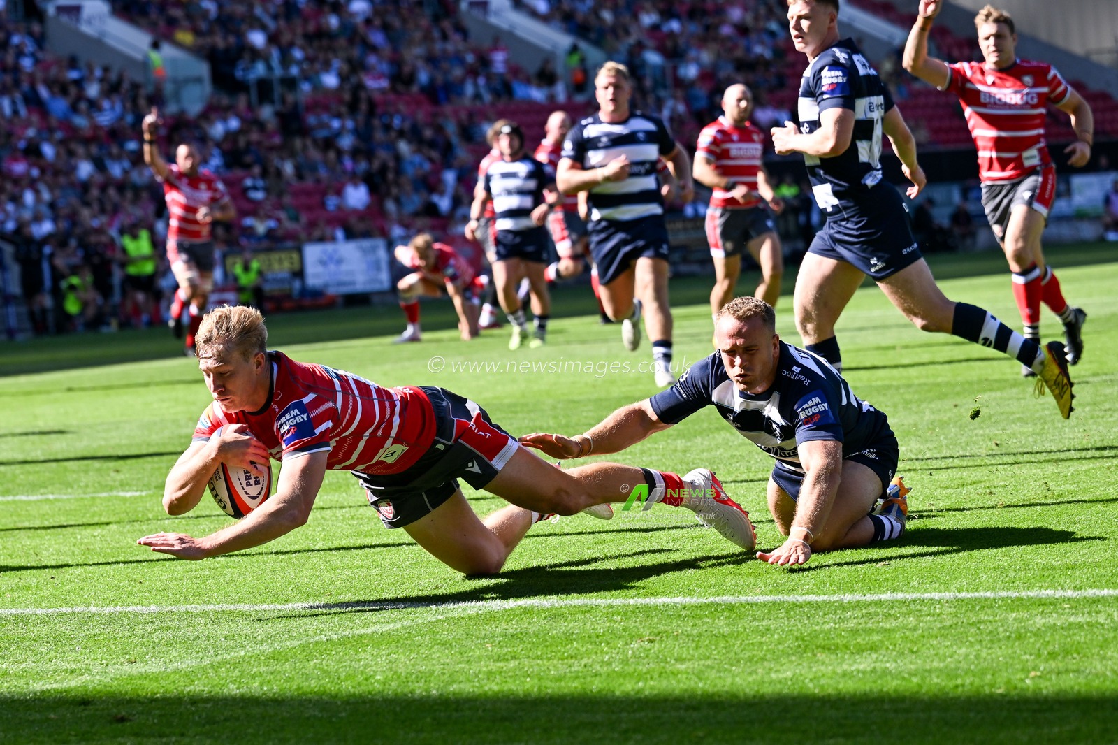 Ben Redshaw of Gloucester Rugby dives across the try line to score Gloucester Rugby’s second try during the Prem Rugby Cup match Bristol Bears vs Gloucester at Ashton Gate, Bristol, United Kingdom on 05 September 2026

(Photo by Alex Williamson/News Images)