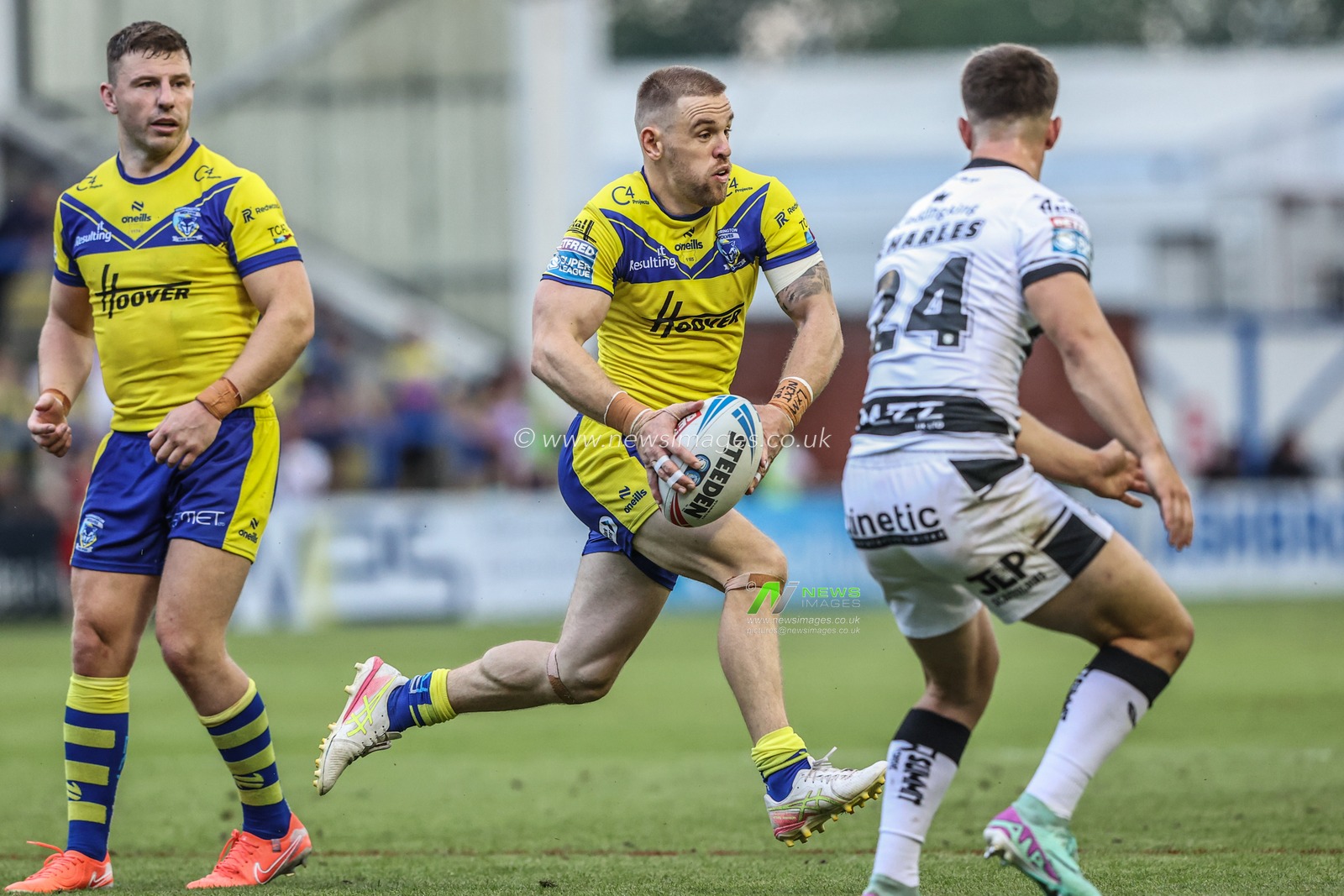 Matt Dufty of Warrington Wolves breaks with the ball during the Betfred Super League round 16 match Warrington Wolves vs Hull FC at Halliwell Jones Stadium, Warrington, United Kingdom, 28th June 2025

(Photo by Alfie Cosgrove/News Images)