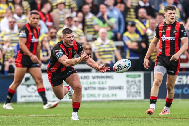 Danny Walker of Warrington Wolves passes the ball during the Betfred Super League round 26 match Wakefield Trinity vs Warrington Wolves at DIY Kitchens Stadium, Wakefield, United Kingdom on 05 September 2026

(Photo by Alfie Cosgrove/News Images)