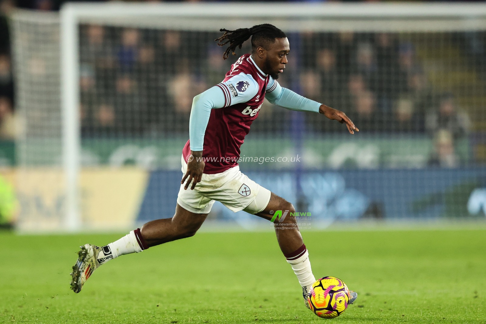 Aaron Wan-Bissaka of West Ham United in action during the Premier League match Leicester City vs West Ham United at King Power Stadium, Leicester, United Kingdom, 3rd December 2024

(Photo by Alfie Cosgrove/News Images)