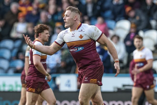 Tom Burgess of Huddersfield Giants gives teams mates instructions during the Betfred Super League Round 2 match Huddersfield Giants vs Wakefield Trinity at Accu Stadium, Huddersfield, United Kingdom on 22 February 2026

(Photo by Mark Cosgrove/News Images)