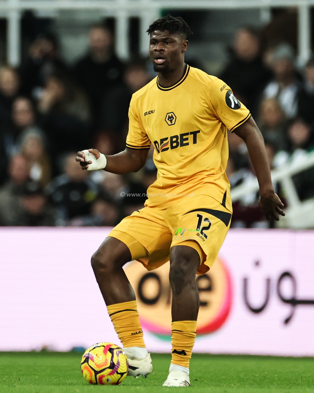 Emmanuel Agbadou of Wolverhampton Wanderers in action during the Premier League match Newcastle United vs Wolverhampton Wanderers at St. James's Park, Newcastle, United Kingdom, 15th January 2025

(Photo by Mark Cosgrove/News Images)