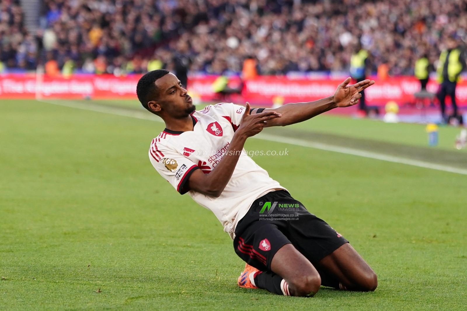 Alexander Isak of Liverpool celebrates goal to make it 0-1 during the Premier League match West Ham United vs Liverpool at London Stadium, London, United Kingdom, 30th November 2025

(Photo by Harvey Murphy/News Images)

*** GER AUT SUI OUT ***