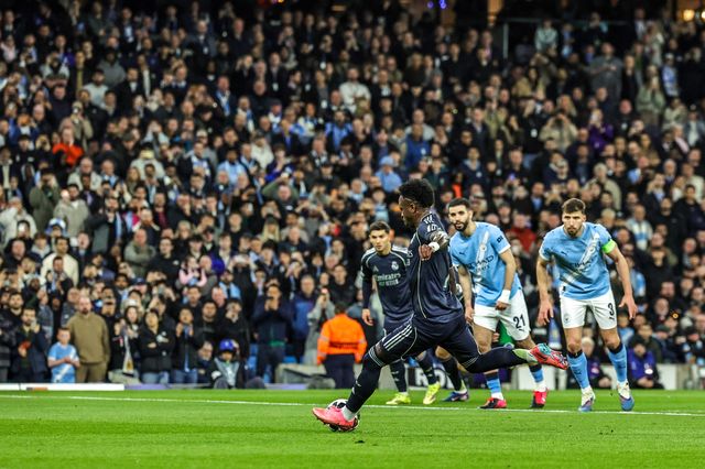 Vinicius Junior of Real Madrid scores a penalty to make it 0-1 (0-4) during the UEFA Champions League last 16 second leg match Manchester City vs Real Madrid at The City of Manchester Stadium, Manchester, United Kingdom on 17 March 2026

(Photo by Mark Cosgrove/News Images)