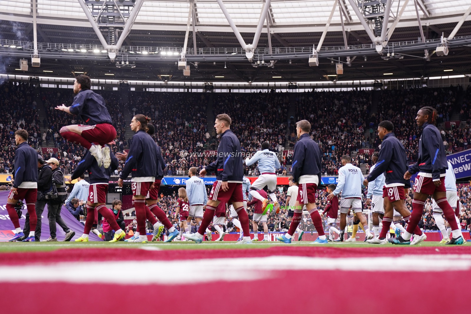 Arsenal players walk out ahead of kick off during the Premier League match West Ham United vs Arsenal at London Stadium, London, United Kingdom on 10 May 2026

(Photo by Harvey Murphy/News Images)